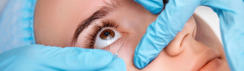 close up of clinician performing lipoma removal for safe treatment